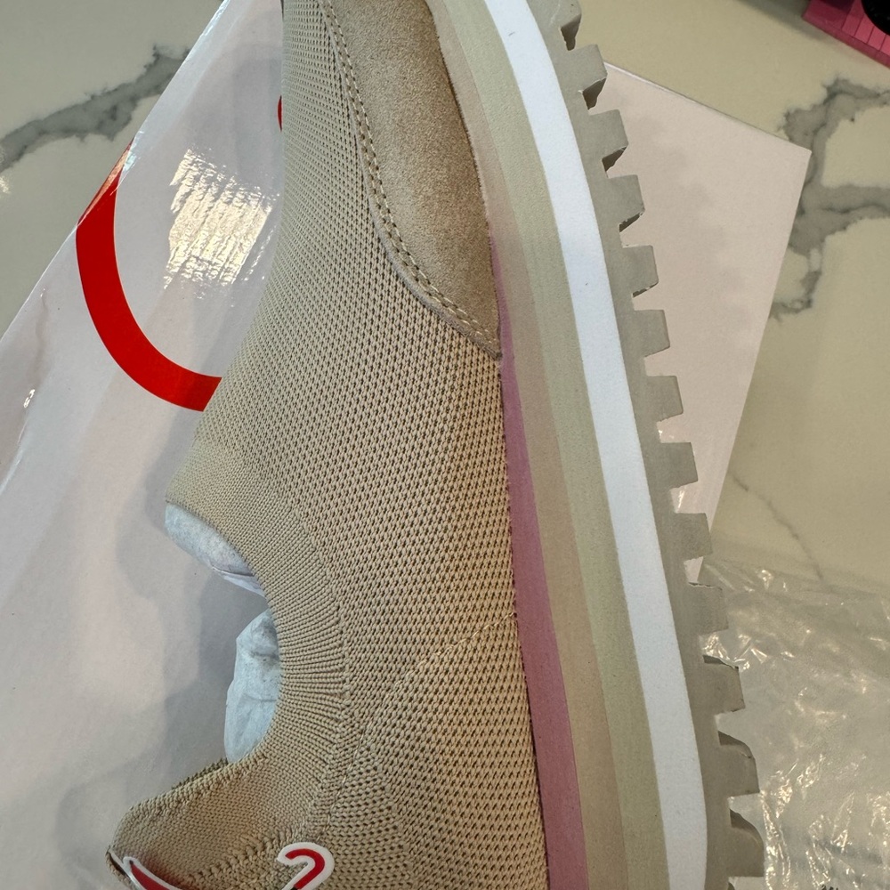 Blondo new in box slip on sneakers waterproof sand color - Picture 13 of 14